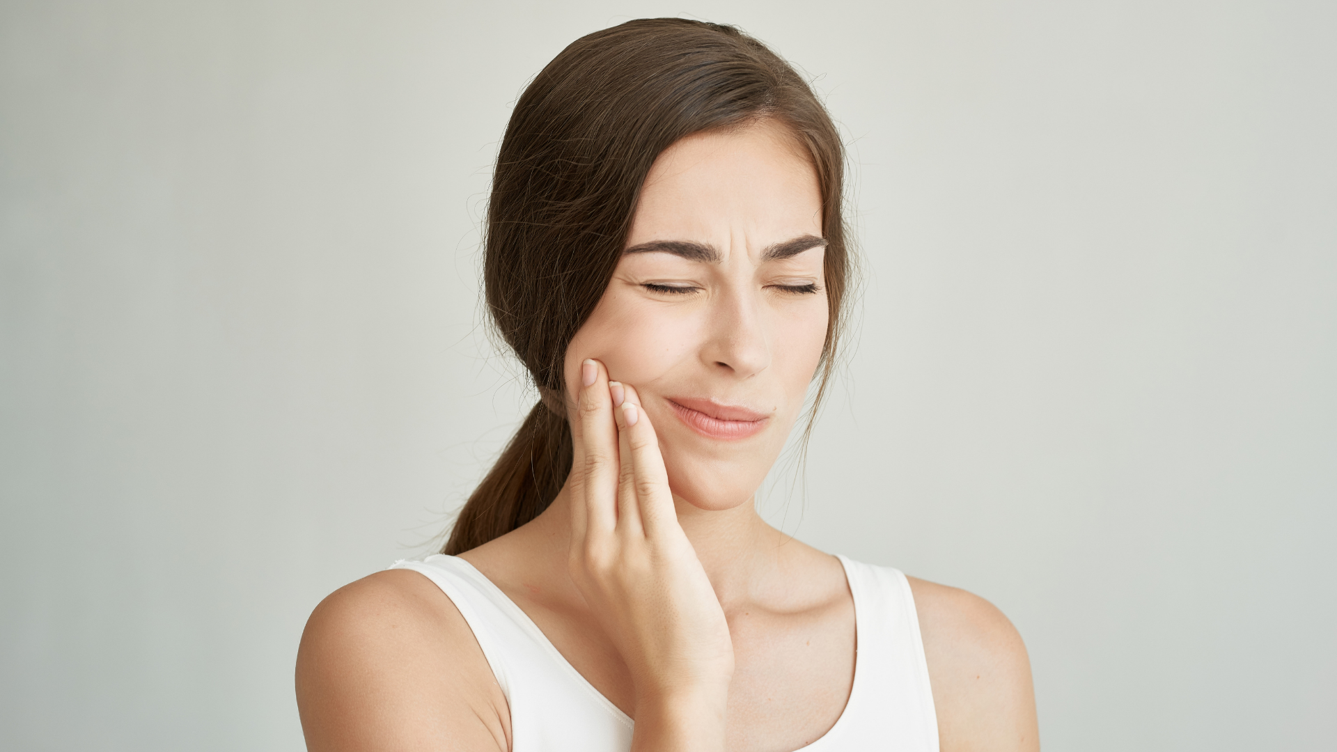 Woman with wisdom tooth pain